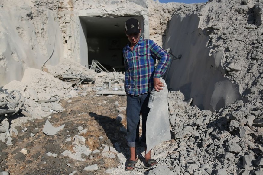 ELLITORAL_222540 |  dpa 08/09/2018, Siria, Hass: Un niño sostienen un escombro tras un ataque aéreo por parte del Gobierno sirio, que también alcanzó un hospital civil.
