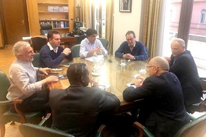 ELLITORAL_259745 |  @fjueguen Encuentro realizado este sábado por la tarde entre los representantes del gobierno argentino y los técnicos del FMI.