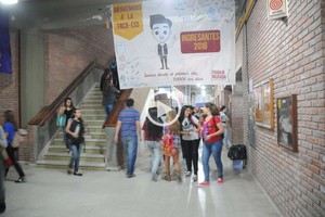 Flavio Raina Bienvenidos. En Bioquímica y Ciencias Hídricas, los pasillos estaban llenos de alumnos nuevos. Los chicos hicieron la jornada de ambientación y luego, primeras clases.