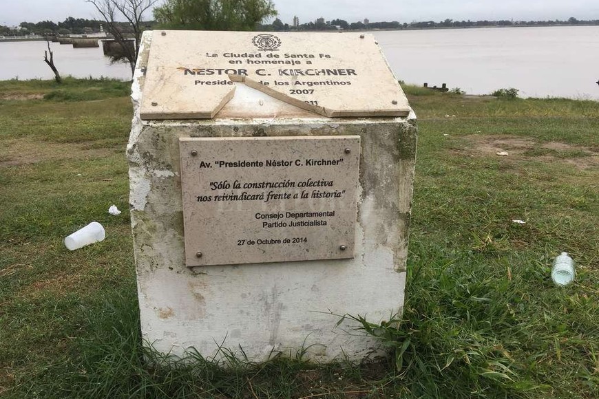 ELLITORAL_178178 | El Litoral La placa se inauguró en octubre de 2011, pero fue vandalizada, restaurada y vuelta a destrozar. En la actualidad sigue rota.