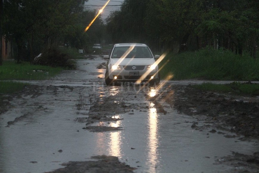 ELLITORAL_210751 |  Mauricio Garín Por dónde. Es lo que se pregunta el conductor de este vehículo, pronto a atravesar el charco de barro, en Pompeya.