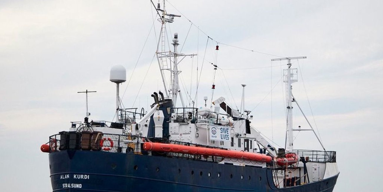 Pese a la prohibición, un barco español con náufragos advierte que desembarcará en Italia
