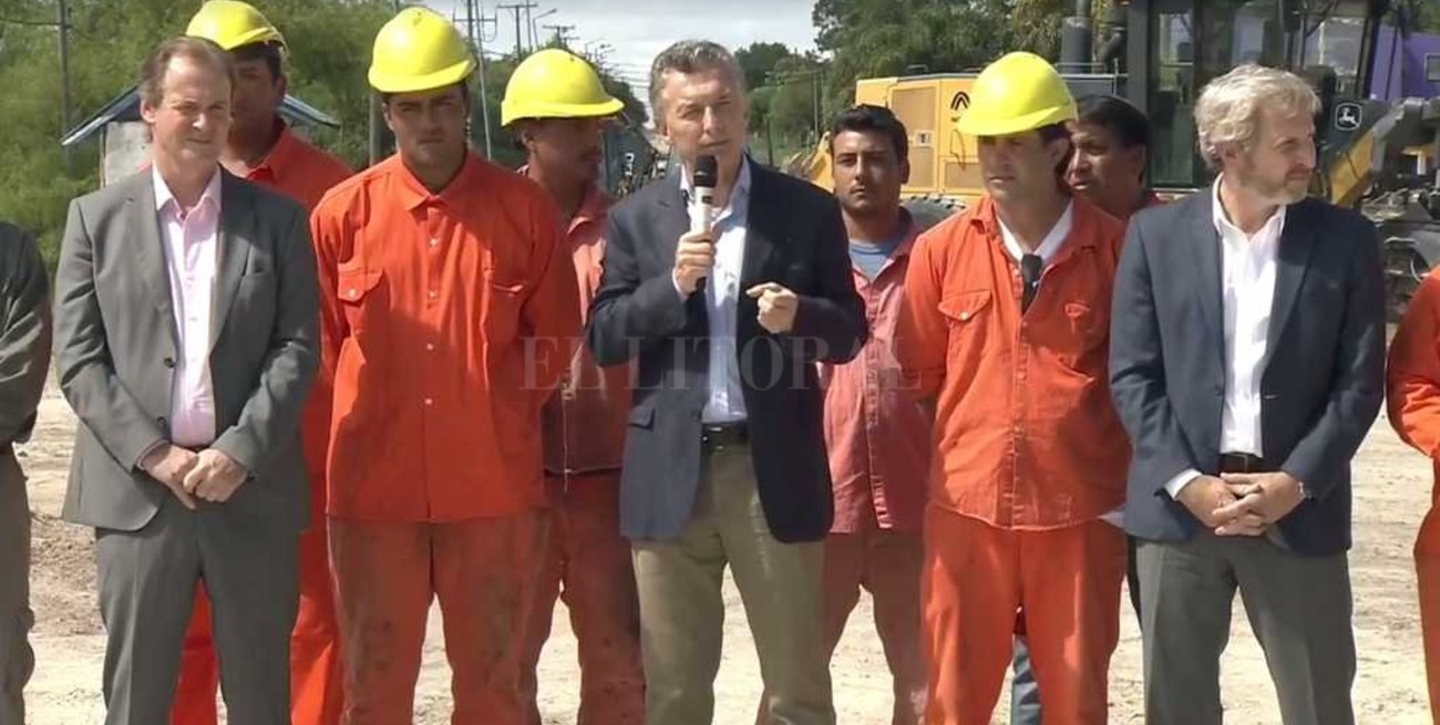 Macri pide respeto para los familiares de la tripulación