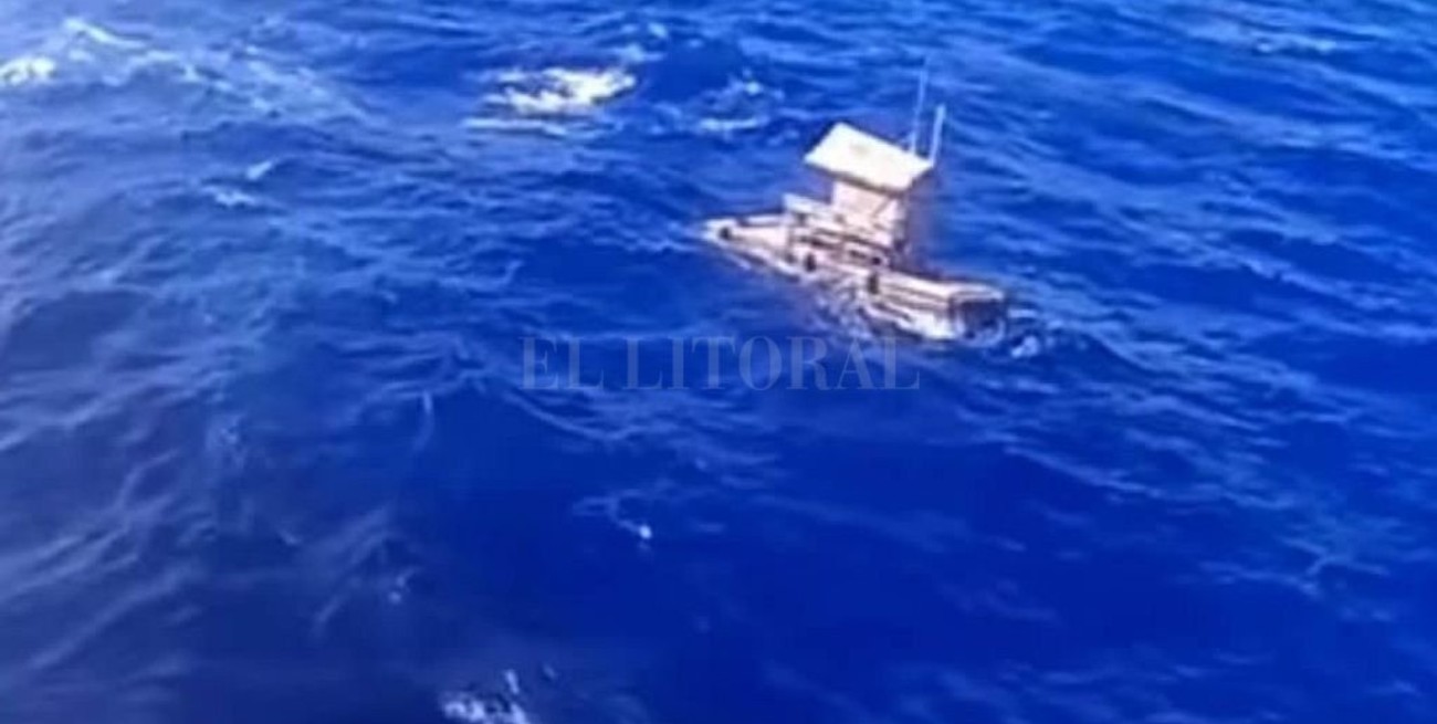 Lo rescatan tras estar 49 días a la deriva en un precario bote en el Océano Pacífico
