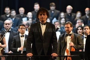 ELLITORAL_263148 |  Manuel Fabatía Ángel Mahler al frente de la orquesta y el coro integrado por músicos santafesinos, con integrantes de la Sinfónica y el Polifónico.