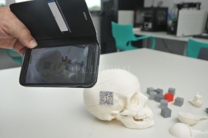 ELLITORAL_209501 |  Flavio Raina Herramienta educativa. Con la impresora 3D se  fabrican  a medida los partes del cuerpo que los estudiantes necesitan aprender y con aplicaciones de realidad aumentada los alumnos suman información a los huesos al escanear códigos QR con su celular.