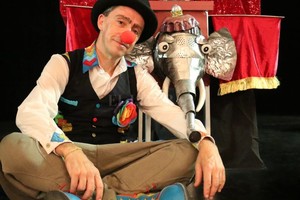 ELLITORAL_229520 |  Gentileza producción El Tuti junto a uno de sus personajes, fruto de su creatividad.  Cada vez que hago un espectáculo trato de despertar corazones , dice.