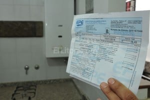 Archivo El Litoral No será igual. Las boletas de enero de 2015 de la EPE ya subieron el 30 % en diciembre del año pasado. Ahora volverán a hacerlo por el aumento de la energía mayorista.