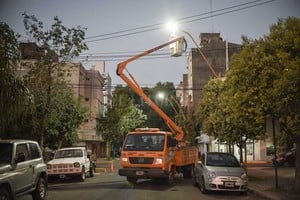 Archivo El Litoral La foto (del mes pasado) muestra la colocación de una lámpara led por parte de operarios municipales, en barrio Candioti.
