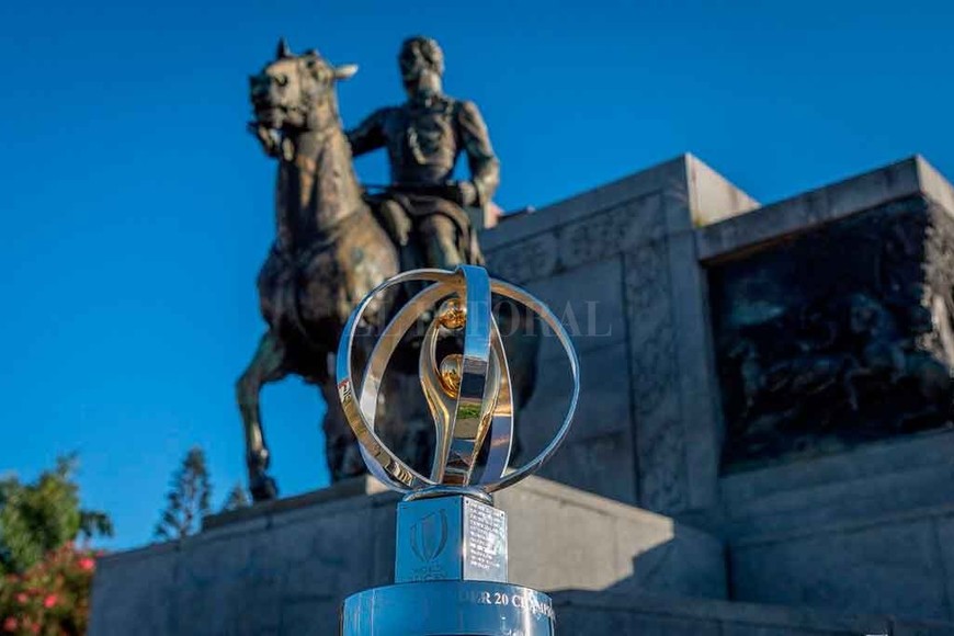 ELLITORAL_248796 |  Santa Fe Producciones. El hermoso trofeo que una vez más estará en disputa en el Mundial de Menores de 20 años, antecede al Monumento al Brigadier General Estanislao López.