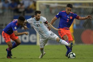 ELLITORAL_250941 |  RAUL ARBOLEDA Argentina's Lionel Messi (C) is marked by Colombia's Wilmar Barrios (L) and Radamel Falcao during their Copa America football tournament group match at the Fonte Nova Arena in Salvador, Brazil, on June 15, 2019. (Photo by Raul ARBOLEDA / AFP)