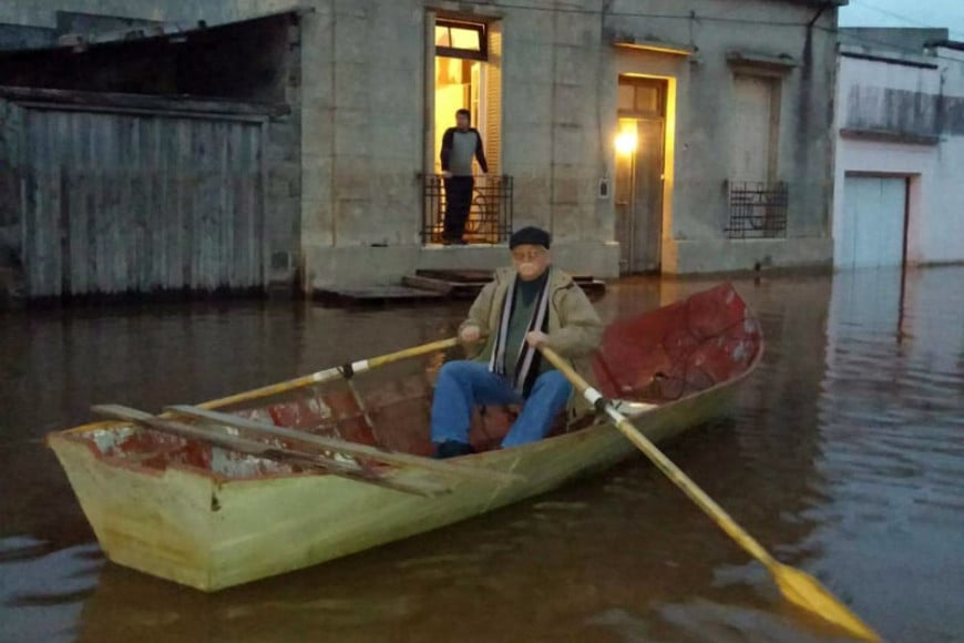 ELLITORAL_235632 |   Ferrer rema en una creciente anterior. Después de tantos años, perdió la cuenta de cuántas crecidas enfrentó.