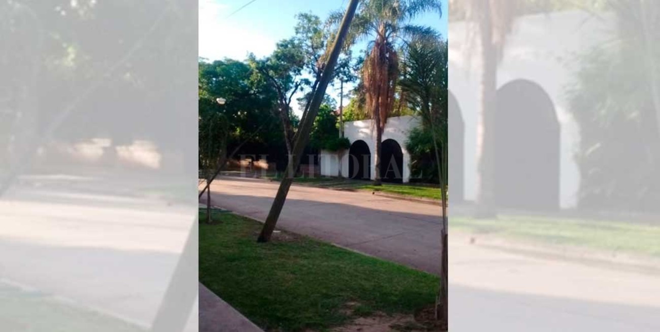 "¿Se cae?": un poste pende de un hilo en Guadalupe