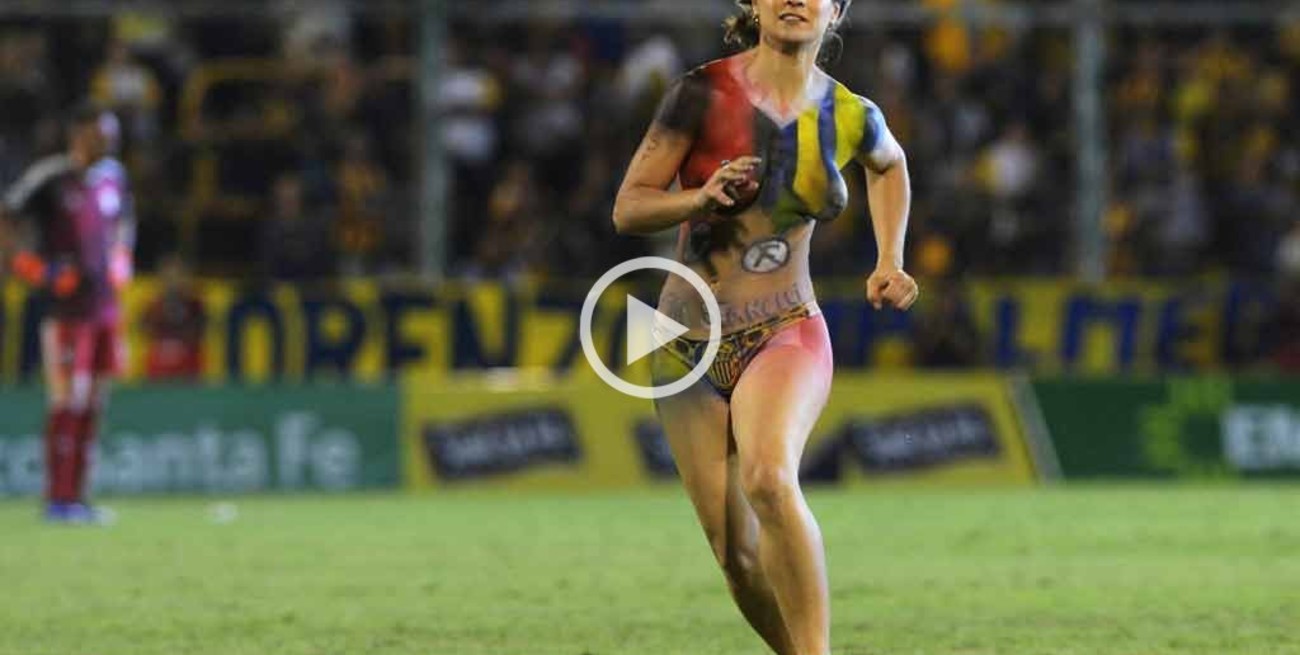 Video: una mujer entró semidesnuda en medio del partido entre Rosario Central y River