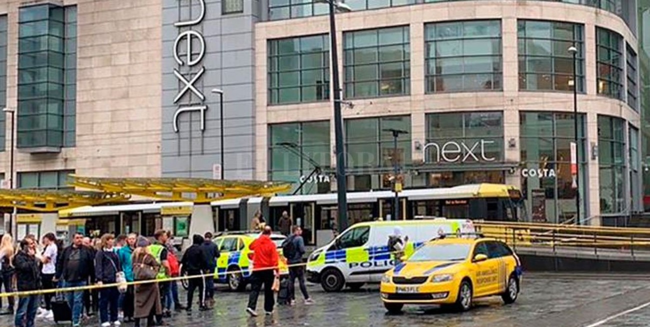 Cinco personas fueron apuñaladas en un centro comercial en Manchester