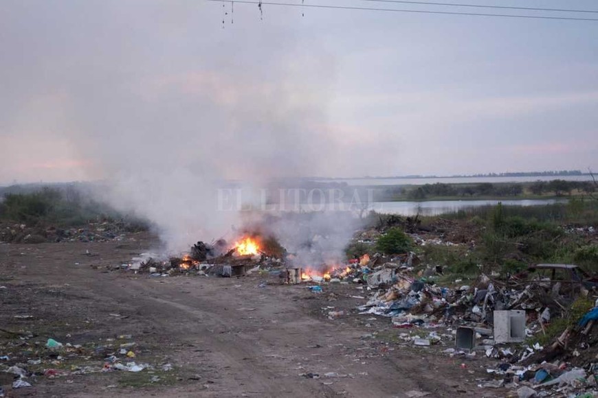 ELLITORAL_180970 |  El Litoral La quema. Un vecino registró el momento en que se quemaba parte del basural de Callejón Pintos. La cercanía con la zona poblada preocupa a los vecinos y genera muchos inconvenientes.
