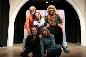 Gentileza producción Las actrices de la puesta junto a la directora, Cristina Pagnanelli.  Ella supo pararse del lado de los personajes , dicen dentro del grupo.