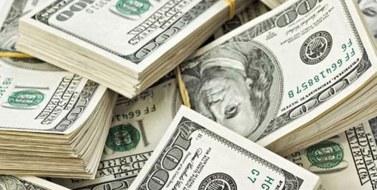 El dólar abre estable a $ 63,25 y el riesgo país se ubica en 2.029 puntos