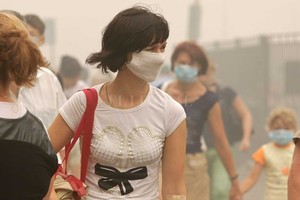 Archivo El Litoral / EFE Varias personas llevan mascarillas y máscaras de oxígeno para protegerse de la elevada contaminación del aire en el centro de Moscú (Rusia). El registro fotográfico es de 2010.