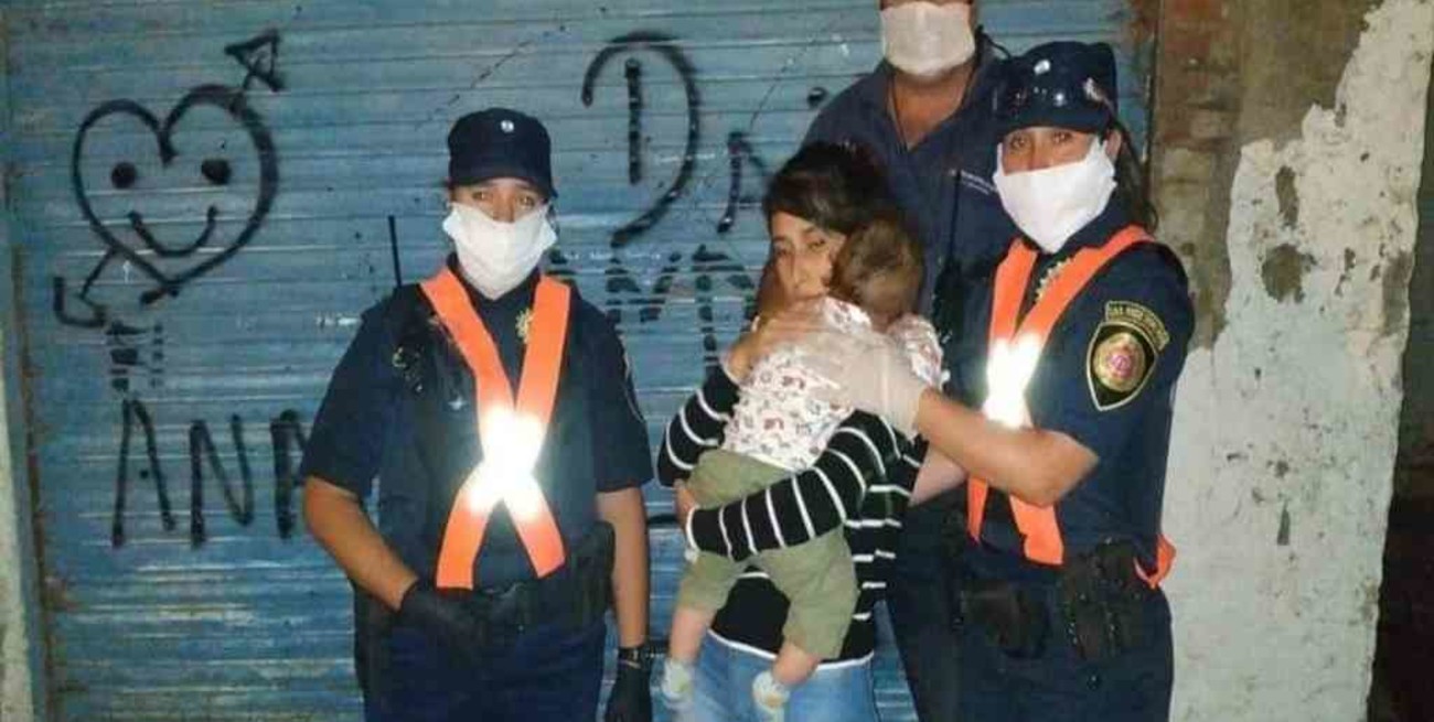 Córdoba:  tres policías salvaron a un bebé de morir asfixiado