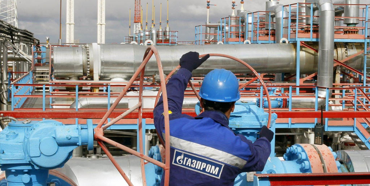 Gazprom espera firmar a fines de mayo un acuerdo con YPF 