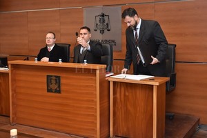 ELLITORAL_258282 |  Flavio Raina El tribunal integrado por los jueces José García Troiano (presidente), Rodolfo Mingarini (der.) y Nicolás Falkenberg (izq.), dará a conocer el miércoles la sentencia.