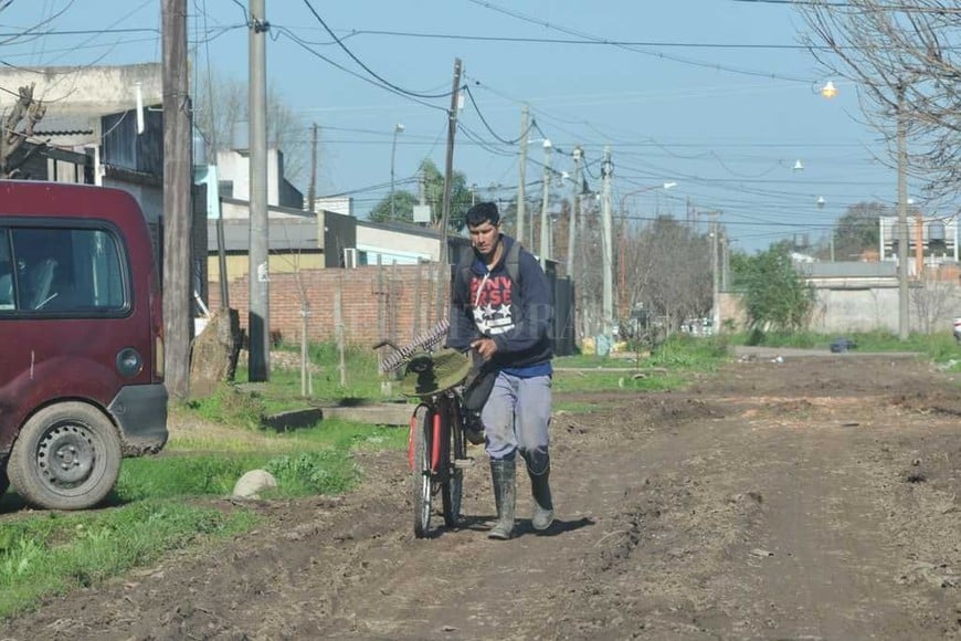 ELLITORAL_185280 | Flavio Raina Con botas y a pata . Las bicis no pasaban por las zonas más embarradas.