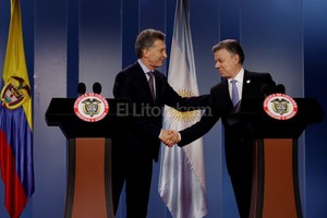 EFE El presidente Mauricio Macri estrecha la mano de su homólogo colombiano Juan Manuel Santos durante una rueda de prensa luego de una reunión en el Palacio de Nariño de Bogotá (Colombia).