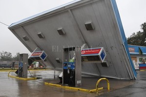 ELLITORAL_223187 |  dpa Una estación de servicio de combustible que resultó dañada por la tormenta cerca de la línea costera, en Carolina del Norte, Estados Unidos. Al menos cinco personas han muerto hasta ahora en las secuelas del huracán Florence que fue degradado el viernes a tormenta tropical con vientos de 110 km/h a lo largo de la Costa Este de Estados Unidos.