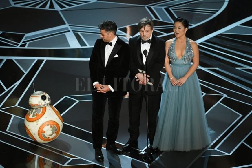 ELLITORAL_205042 |  Télam Los actores Oscar Isaac, Mark Hamill y Kelly Marie Tran del film Star Wars, acaparan el protagonismo de la ceremonia.