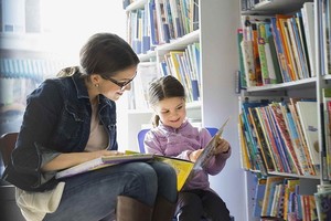 ELLITORAL_289235 |  Archivo El  mediador  o  iniciador al libro  trata de tenderle  puentes  al lector, o de permitirle que él mismo elabore los suyos.