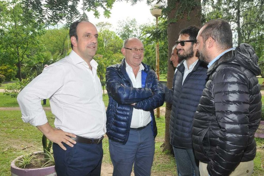 ELLITORAL_193624 |  Flavio Raina Sonrisas. Esta mañana, tras las celebraciones a la distancia, volvieron a verse las caras el gran ganador en la provincia, Cantard, y su mentor partidario, Corral.