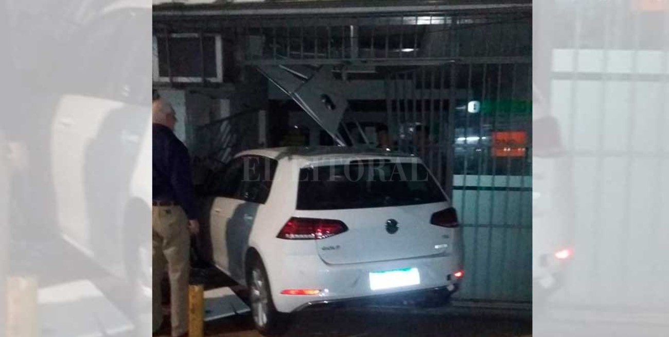 Fuerte choque en el centro de Santa Fe: un auto terminó dentro de un inmueble