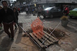 ELLITORAL_185047 |  Flavio Raina En proceso. Por ahora, se instalan en las esquinas de La Rioja y Tucumán, pero la idea es extenderlos entre las calles Catamarca y Juan de Garay.