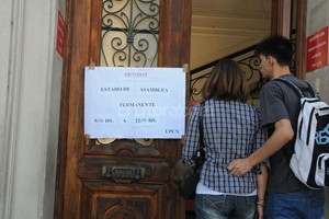 ELLITORAL_138730 |  Guillermo Di Salvatore Sin atención. Algunos ciudadanos inadvertidos se acercaron esta mañana a las oficinas y se encontraron con los carteles que informaban el estado de asamblea permanente.