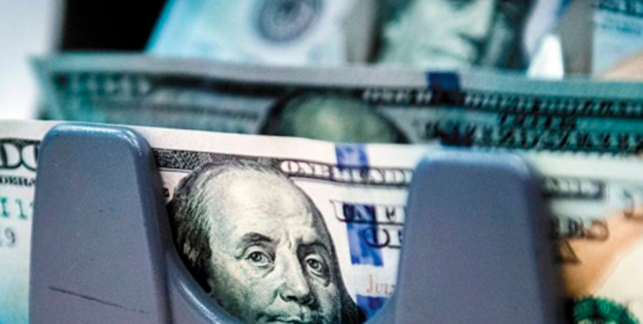 El dólar se mantiene estable y nuevamente sube el riesgo país