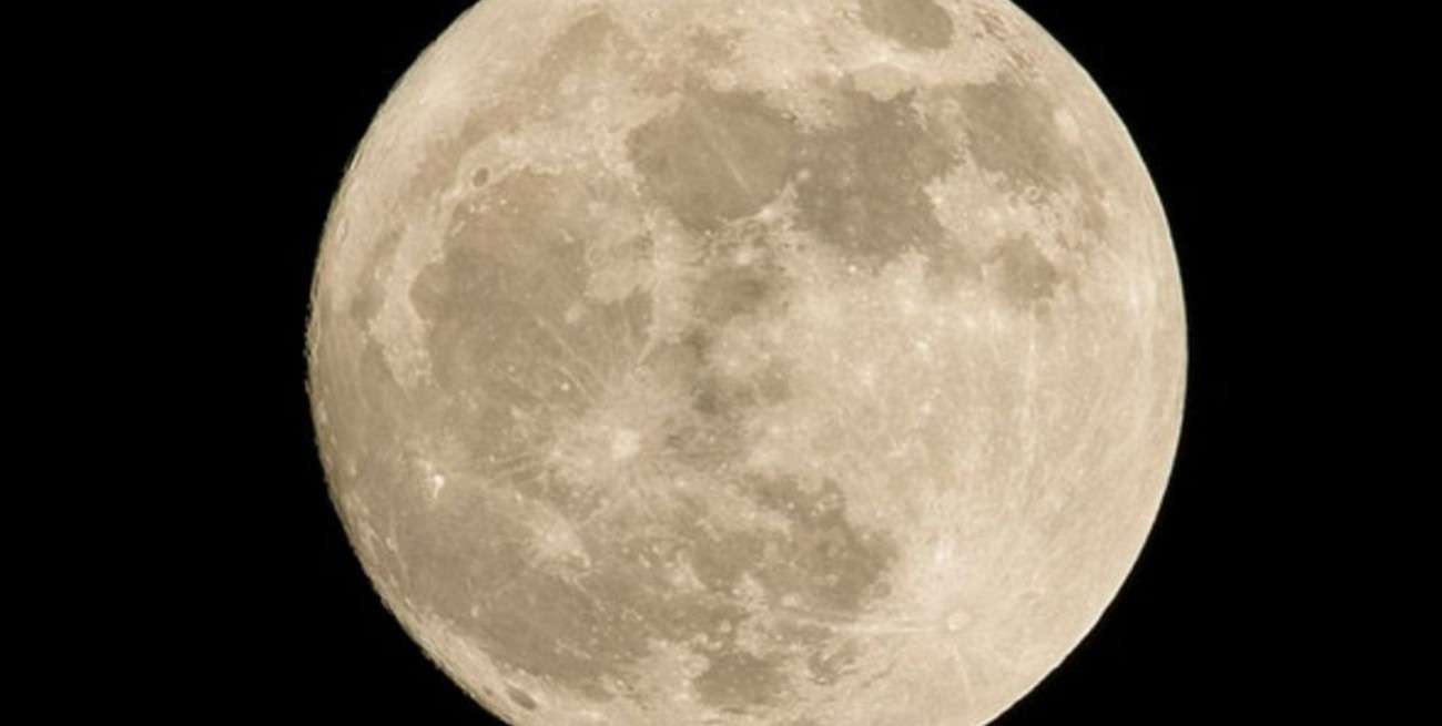 Fenómeno astronómico: este lunes se podrá observar la "Luna llena de gusano"