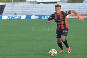 ELLITORAL_247496 |  Gentileza El Diario de Paraná Gabriel Carabajal en acción. Su rendimiento ha sido muy bueno durante la temporada, generalmente jugando como volante por izquierda.