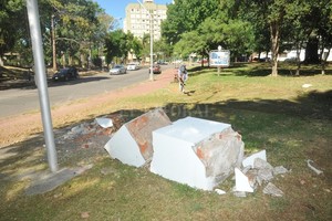 ELLITORAL_203317 |  Flavio Raina Hecho pedazos quedó el pedestal de 60 x 60 cm que sostenía al busto del ex presidente Ricardo Alfonsín. El municipio se encargó de recoger la escultura de hormigón recubierta con bronce para su restauración.
