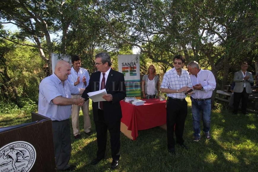 ELLITORAL_174842 |  Mauricio Garín El ministro de Medio Ambiente, Speranza, le entregó un aval institucional al programa UNL Verde, que recibió el rector Irigoyen.