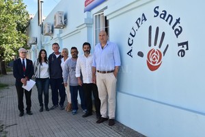 ELLITORAL_242923 |  Flavio Raina Parte del equipo de Acupa, junto a Diego Dallia (tercero desde la izquierda) uno de sus pacientes. El Dr. Daniel Sourruyon, Guissella Pairola, Silvia Damico, Carlos Acosta, Carlos Azoge y el Dr. Osvaldo Marelli.