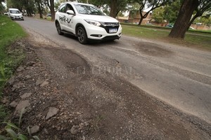 ELLITORAL_211737 |  Guillermo Di Salvatore ¡Despacio! Los autos tienen que hacer zigzag para esquivar los  cráteres , pero, en general, no logran pasar  invictos .