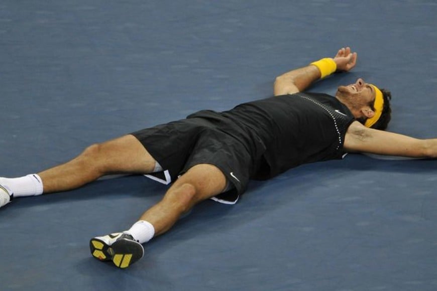 ELLITORAL_262455 |  Archivo MCX111- FLUSHING MEADOWS (EE.UU.), 14/9/2009.- El tenista argentino Juan Martin Del Potro celebra su victoria ante el suizo Roger Federer hoy, 14 de septiembre de 2009, durante la final masculina del Abierto de Estados Unidos que se disputa en el estadio Arthur Ashe de Flushing Meadows, Nueva York. Del Potro terminó con la hegemonía de Federer, número uno del mundo y ganador de las cinco últimas ediciones, y conquistó su primer título de Grand Slam (3-6, 7-6(5), 4-6, 7-6(4) y 6-2). EFE/JASON SZENES