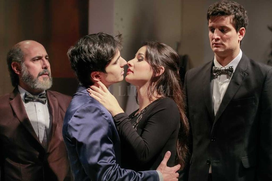 ELLITORAL_181135 |  Archivo El Litoral En las tablas. Una de las obras que tuvo a Octavio Bassó como participante. Ahora, lo será un rol protagónico absoluto, cumpliendo con uno de sus grandes sueños, además de la sicología. Una historia que arrancó con el fútbol y terminó en el escenario.