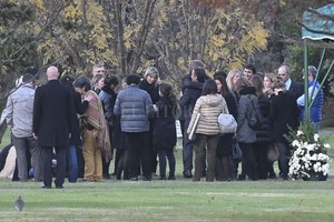 ELLITORAL_213673 |  Télam Los reyes de Holanda y sus tres hijas estuvieron en la ceremonia íntima del sepelio de Inés.
