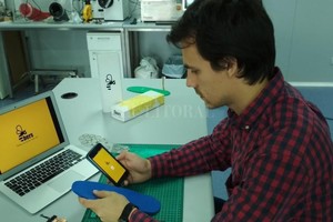 Facundo nació en Entre Ríos pero vive en Córdoba, donde estudió ingeniería biomédica en la Facultad de Ciencias Exactas, Físicas y Naturales de la UNC.