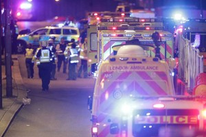 ELLITORAL_181755 |  DPA Servicios de emergencias sobre el Puente de Londres. Más de 40 heridos dejó como saldo el ataque