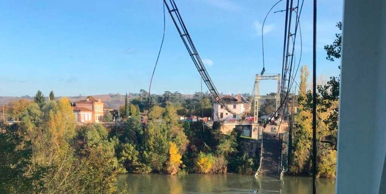 Al menos un muerto y varios desaparecidos al derrumbarse un puente colgante en Francia