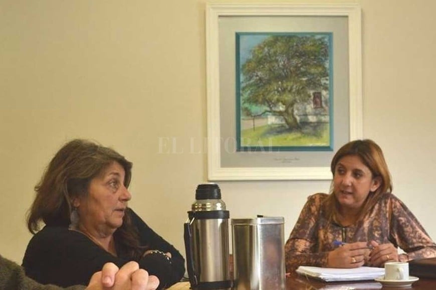 ELLITORAL_202859 |  Archivo El Litoral Detalles. Marta Erpen, directora de Cultura de la Municipalidad de Santo Tomé, junto a la intendenta Daniela Qüesta. Explicó el origen de la decisión tomada por el gobierno local y aclaró el destino de las antiguas butacas de madera, tipo pulman.