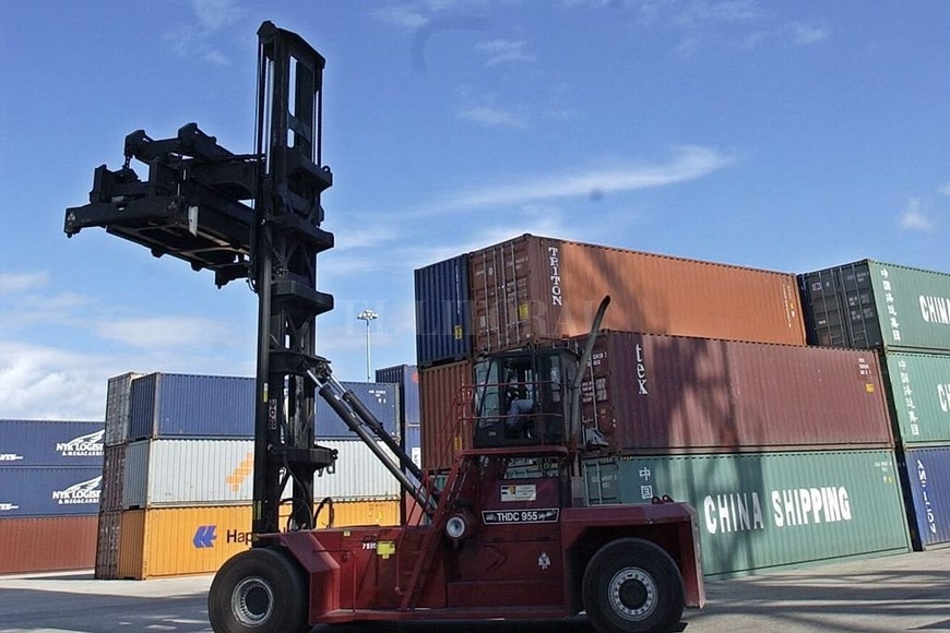 ELLITORAL_215071 |  Archivo El Litoral Un montacargas chino que se utiliza para reubicar contenedores de 40 y 20 pies, en la zona de carga del Puerto de Miami.